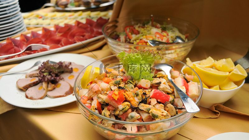 三只松鼠、良品铺子、百草味：零食巨头的产品差异解析